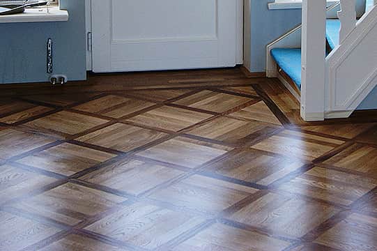 Parkett mit Kachelmuster im Eingangsbereich eines Hauses