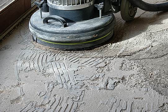 Estrich wird für Parkettverlegung auf dem Untergrund verteilt